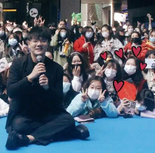 终于听到了现场版的奶羊凶凶,奶羊哼哼,我化了羊仔超温柔,擦肩而过会