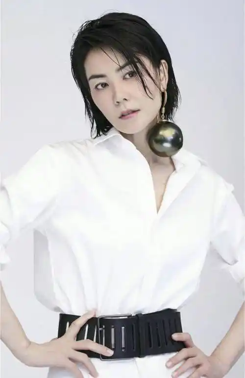 天后王菲最新生图曝光,皮肤白皙紧致,气场强大,小腹突出引热议_身材