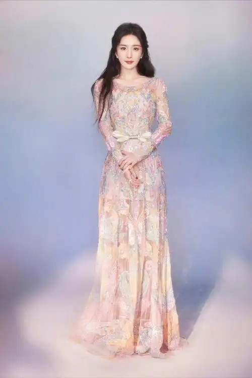 杨幂最新造型大片曝光,鎏金薄纱裙华丽亮相,温婉与优雅的气质|礼服|穿