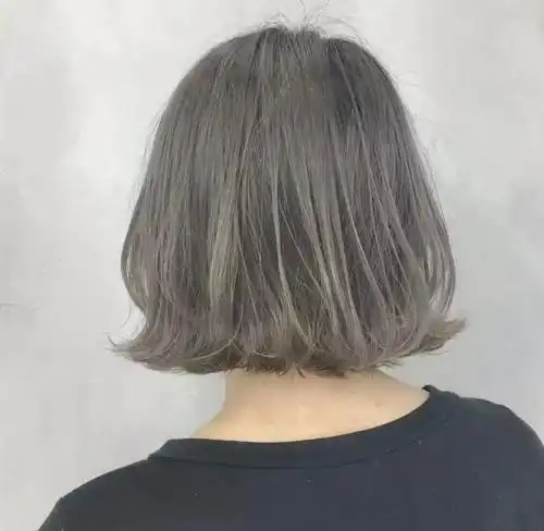 短发冷色系发色很适合夏季