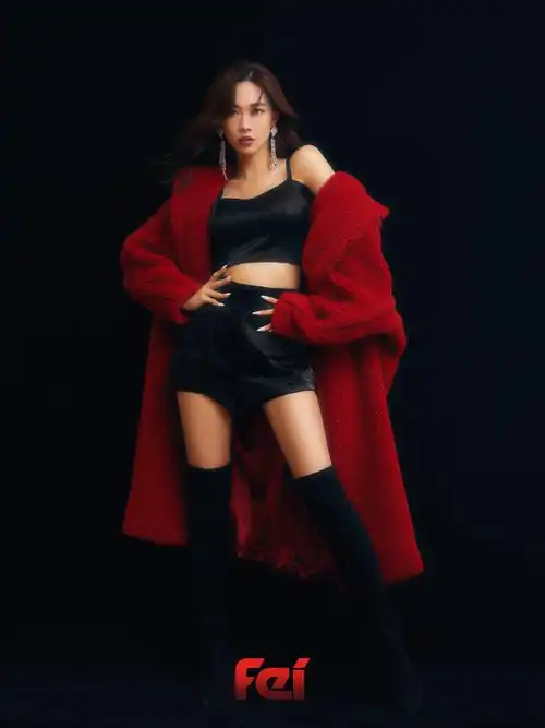 简介:王霏霏红色大衣摩登性感写真,分享一组王霏霏图片给大家,图中的