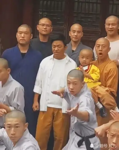 王宝强重回少林寺展现功夫,引众多师兄弟围观,回忆满满