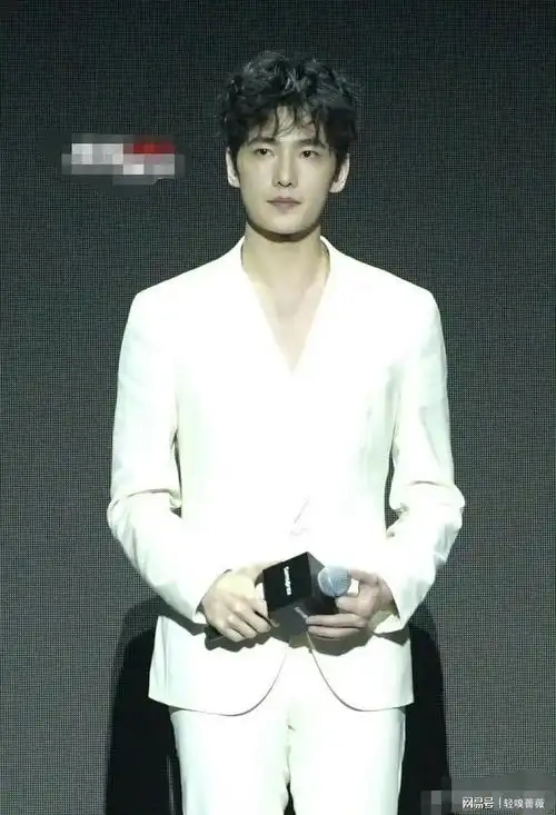 杨洋活动生图曝光,眼神呆滞还发腮?|脸型|腮帮子|当红小生_网易订阅