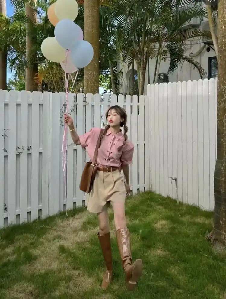 卡其色短裤配什么颜色短袖?学会这些色彩搭配,穿出气质美