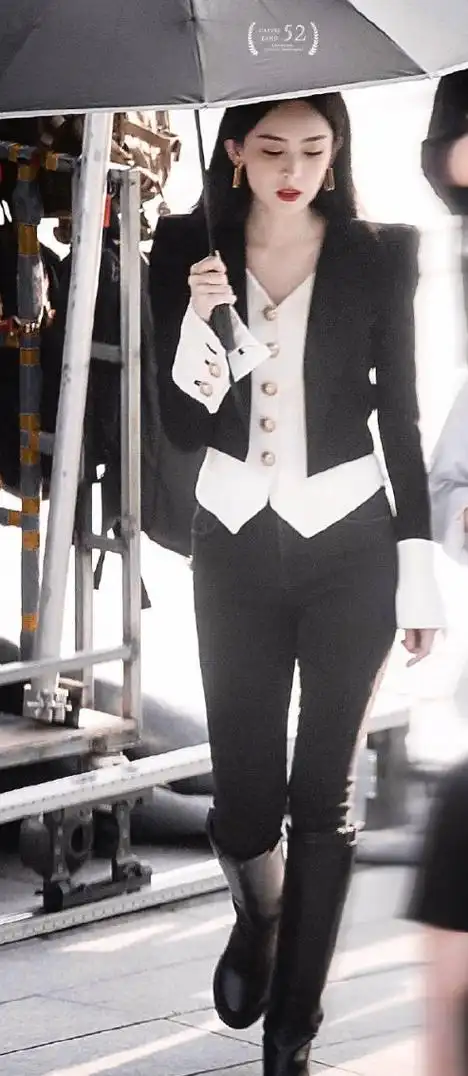 古力娜扎穿紧身裤太绝了!紧身牛仔裤配长靴,纤细大长腿惹人羡