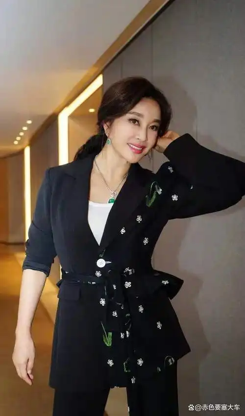 刘晓庆的出生年份一直是一个谜,有人说她是1950年出生的,有人说她是