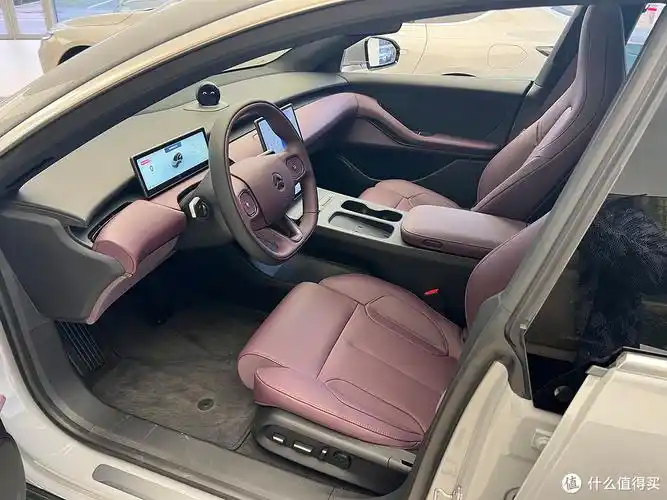 内饰还是蔚来品牌一贯的设计语言,虽然细节之处不如et7,但这台车放在