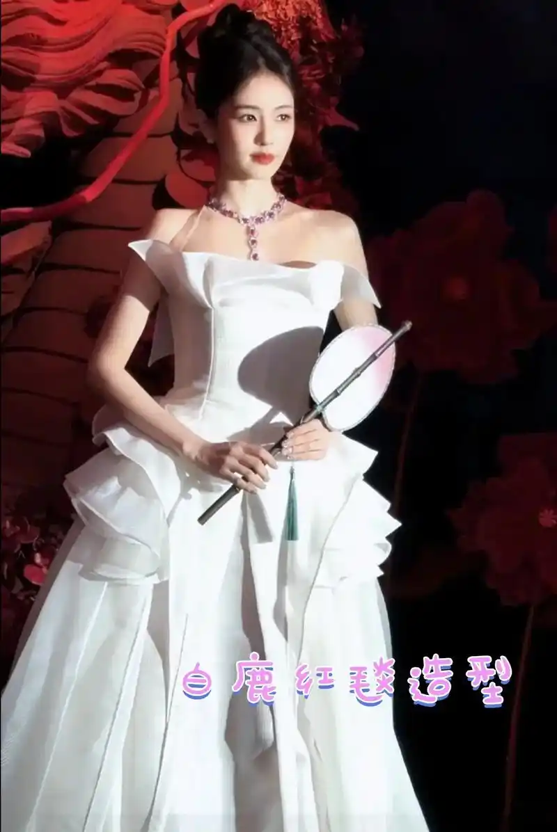 白鹿红毯造型美如画.