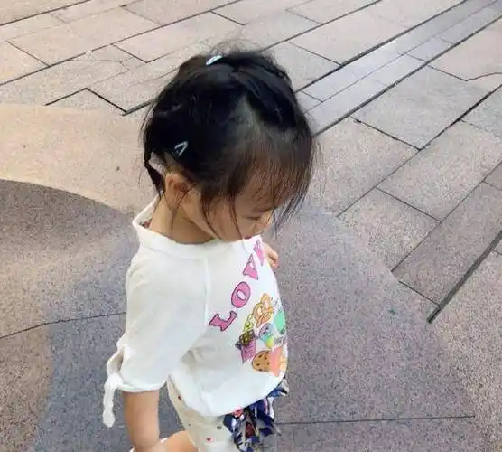 伊能静晒女儿小米粒照片,小米粒已经长开了,一双大长腿抢镜!