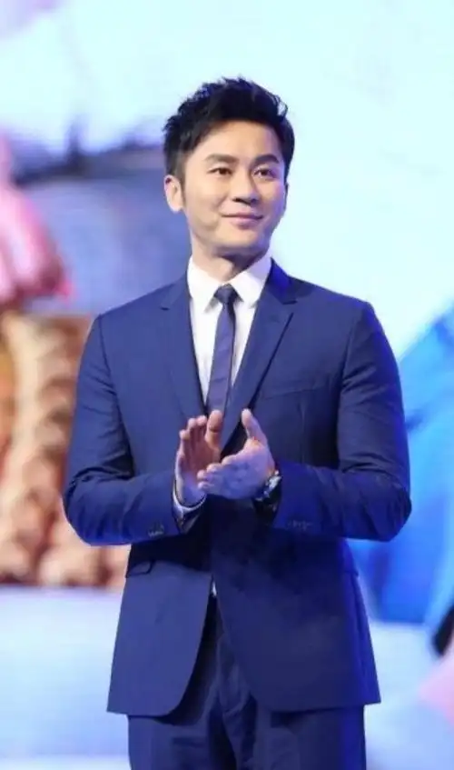 港媒曝李晨新恋情:女方为20亿身家的富豪千金,身材不输范冰冰