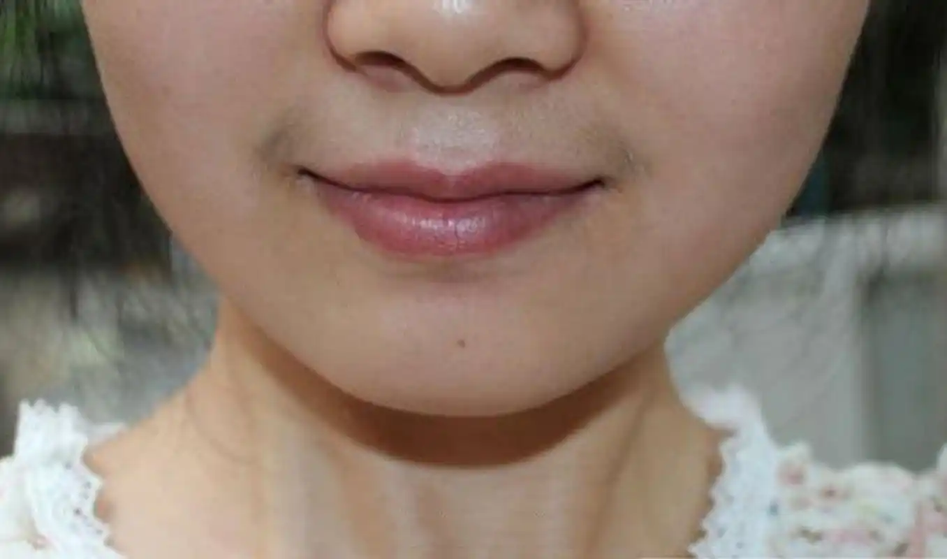 据说有这种"小胡子"的女生,通常长得都很漂亮,尤其是眼睛.