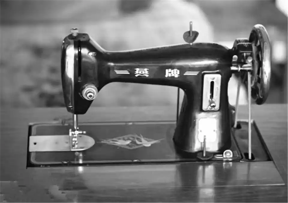 老照片:80后的回忆,图1手电筒,图7铅笔盒上的图片令人怀念!