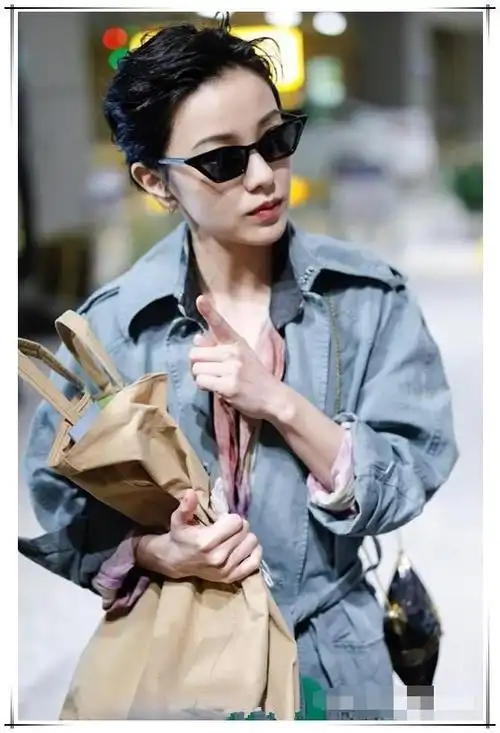 一款"大背头"简直是帅呆了,三七分的发型,简直就是大哥的风范啊!