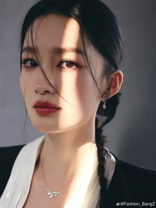 李沁暗夜千金妆##李沁丝带编发