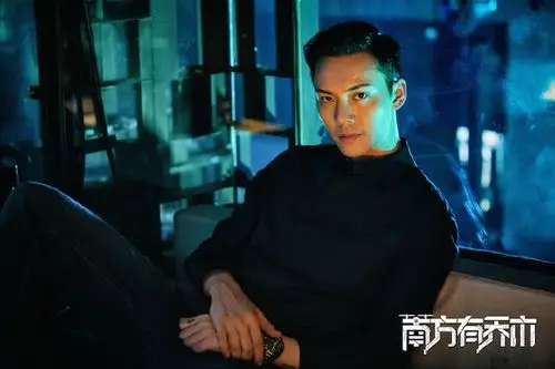 《南方有乔木》曝夜色版剧照 陈伟霆挑战国产剧新人设