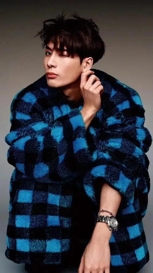 高清壁纸丨王嘉尔"潮流荷尔蒙穿搭"这身材太美了_网易订阅