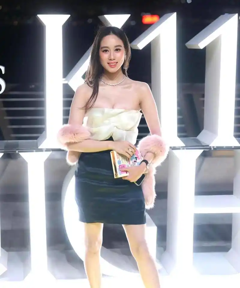 没想到赌王的女儿何超欣身材如此出色,参加集会活动时