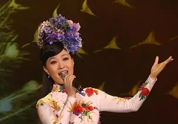 她是第一位博士级歌唱家,12次荣登春晚,丈夫身价不菲也是博士