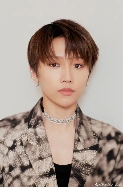 刘雨昕巴黎夜幕电影感大片##刘雨昕巴黎时装周看秀