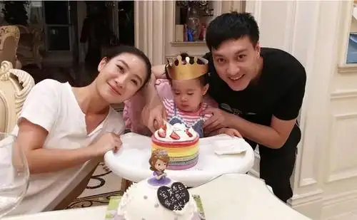 "安陵容"四岁女儿近照曝光,穿蓝色背带裤看草莓,背影太可爱了