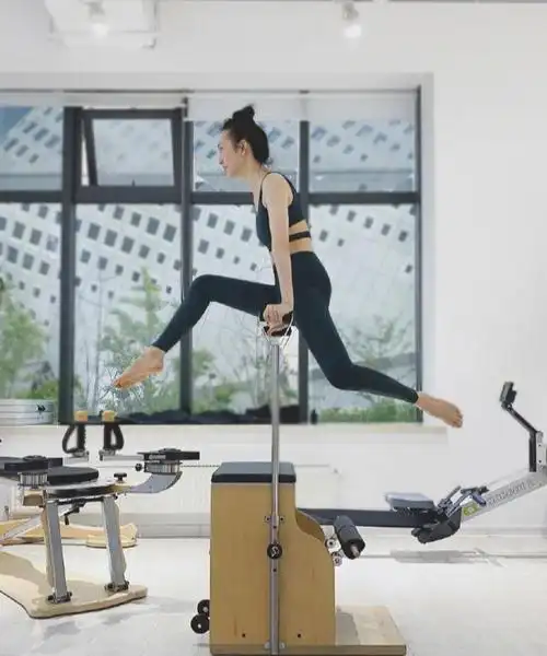 最近王鸥在wb晒出了一组健身照,照片中的她身穿黑色瑜伽服,扎着丸子头