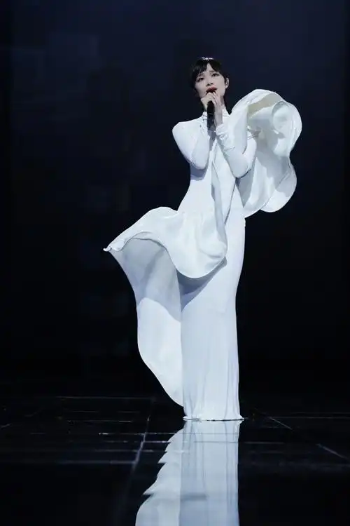 时装highlight##李宇春广州演唱会造型##2024李宇春周末愉快演唱後