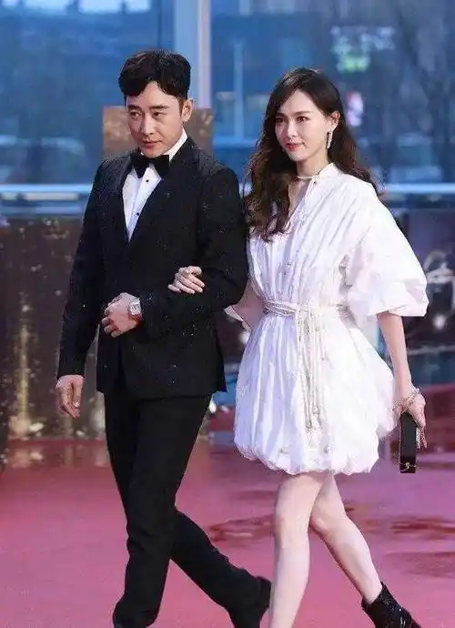 唐嫣夫妇合体走红毯,穿白色灯笼裙似小女人,罗晋换发型像富豪_身材_效