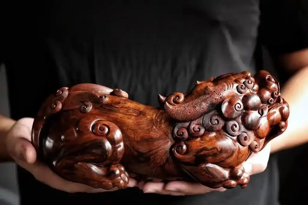 黄花梨招财貔貅摆件.海黄花梨|招财貔貅  海南黄花梨水波老料 - 抖音