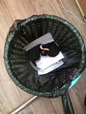 袜子穿上就一直往下掉,太垃圾了,松松垮垮的,也不是棉的材质,直接扔