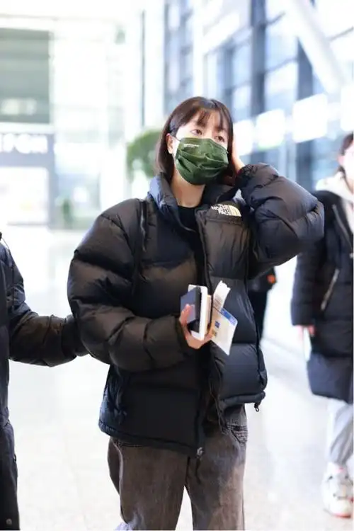 李溪芮一身棉服走机场,纯黑搭配虽然低调,但仍有时尚感