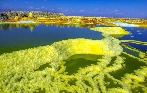 多彩的颜色主要是由于硫磺和其它氯化物和氧化物作用形成的.
