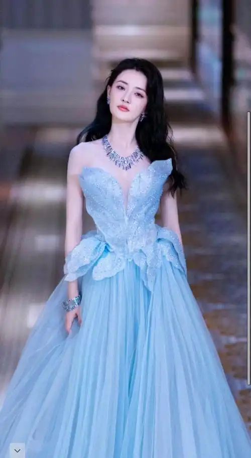 徐璐写真,一袭蓝色v领礼服秀出性感事业线,甜美不失性感