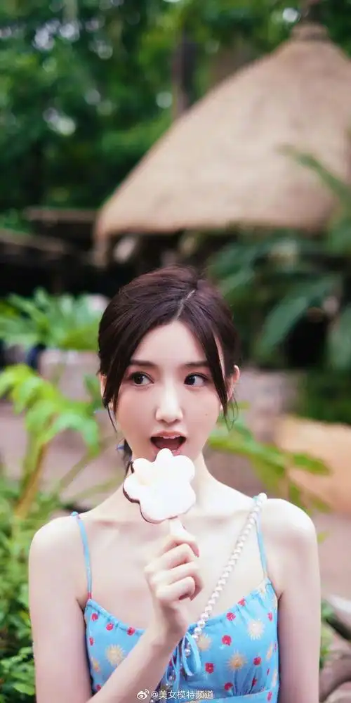 毛晓彤夏日吊带碎花裙写真