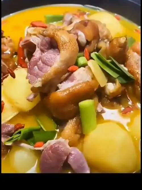 腊肉  #小红书成长助手  冬天里,有一锅热乎乎的腊猪蹄炖土豆,你就
