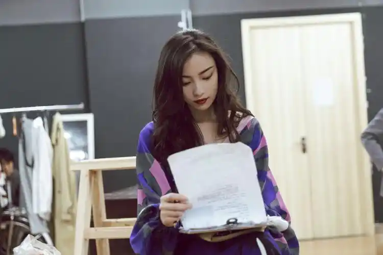 倪妮优雅话剧彩排图片,分享一组倪妮图片给大家,图中的明星图片壁纸会