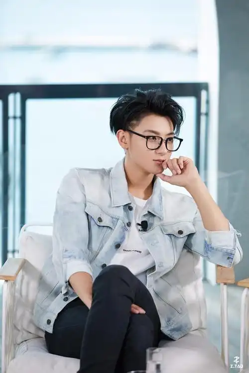 2018黄子韬"跃动她影"论坛录制_高清图片大全-爱豆app