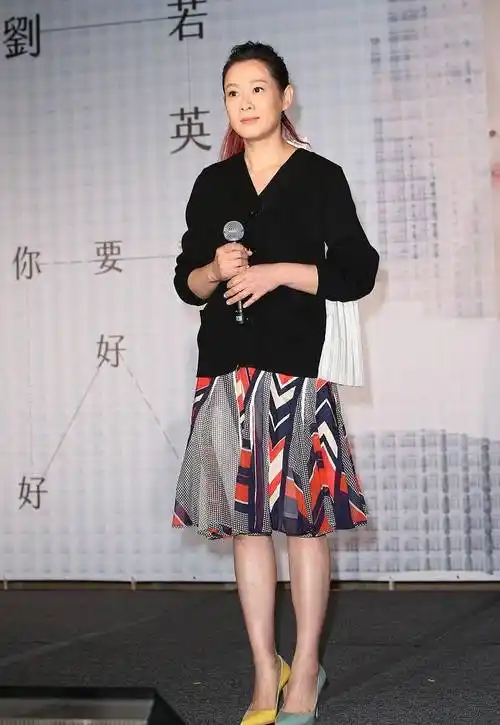 刘若英美得真新潮,半袖羽绒服搭围巾太洋气,棉麻裙配长靴好优雅_奶茶