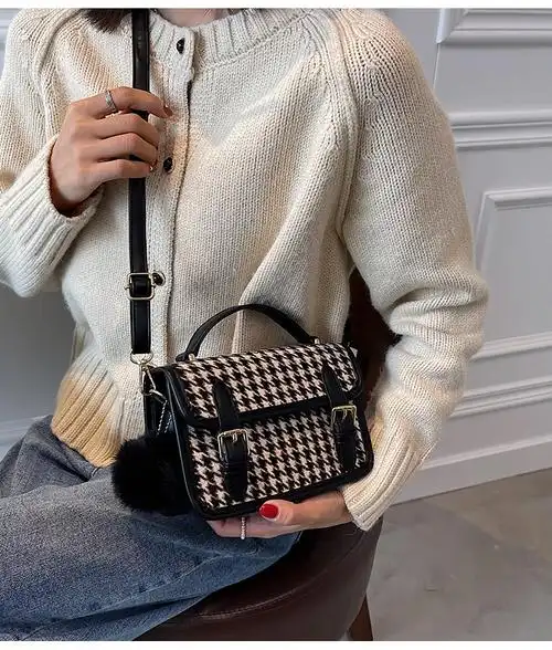 香港潮牌专柜定制明星同款正级感小包包女包2021新款时尚百搭单肩斜