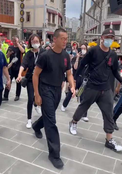 电影暴风开机#陈嘉上执导电影《暴风》在汕头开机,主演陈伟霆现身留
