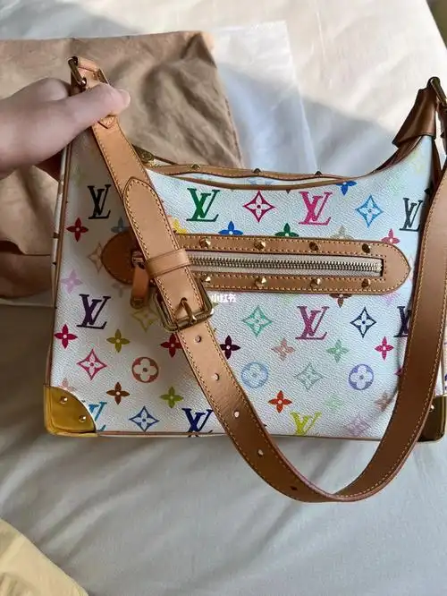 lv白三彩牛角包