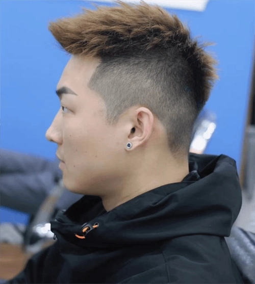 流行的男生短发推荐,帅气时髦的前刺发型,简单自然又大气