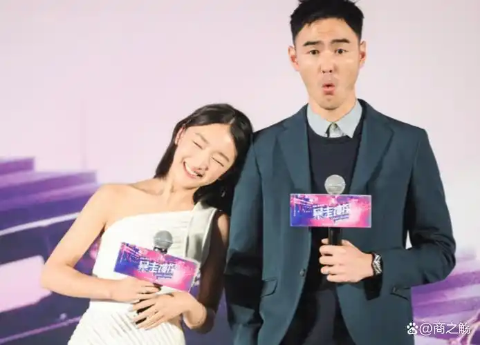 三金影后周冬雨被曝不拉窗帘与男友亲热拍性感写真遭群嘲