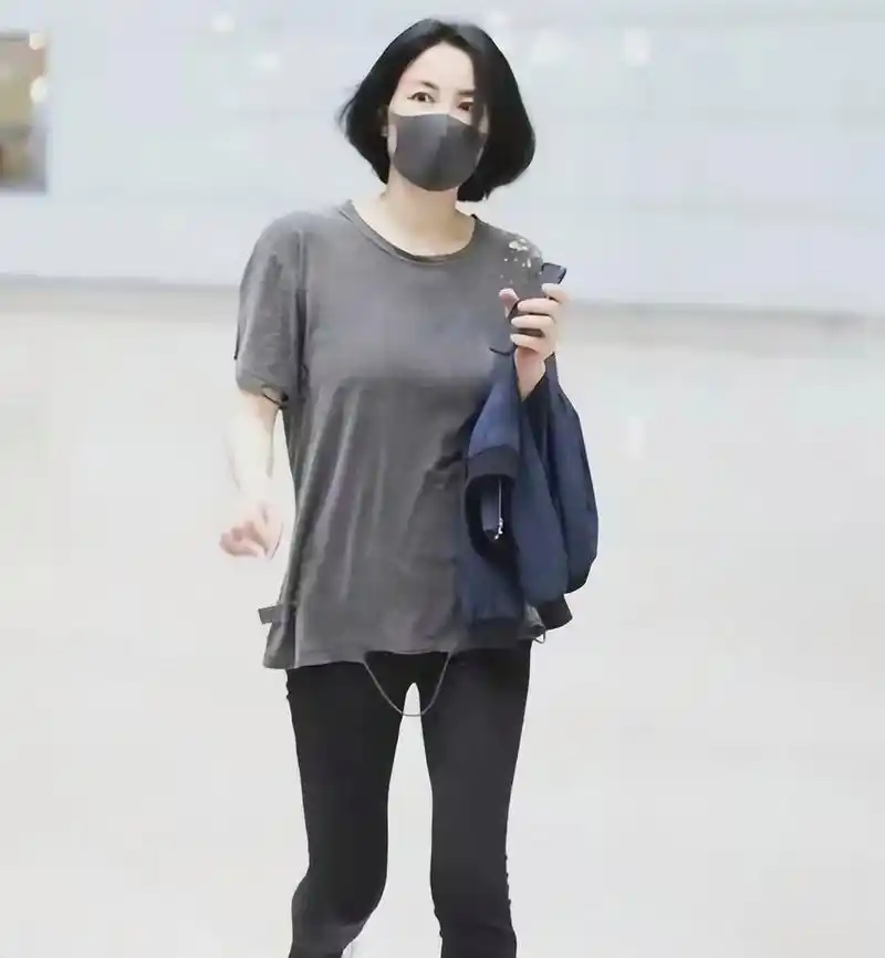 王菲穿紧身牛仔裤,勾勒出街头大妈的感觉,依旧掩盖不住女神光环