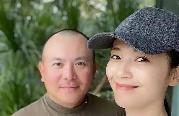 42岁刘涛与老公合照如同父女