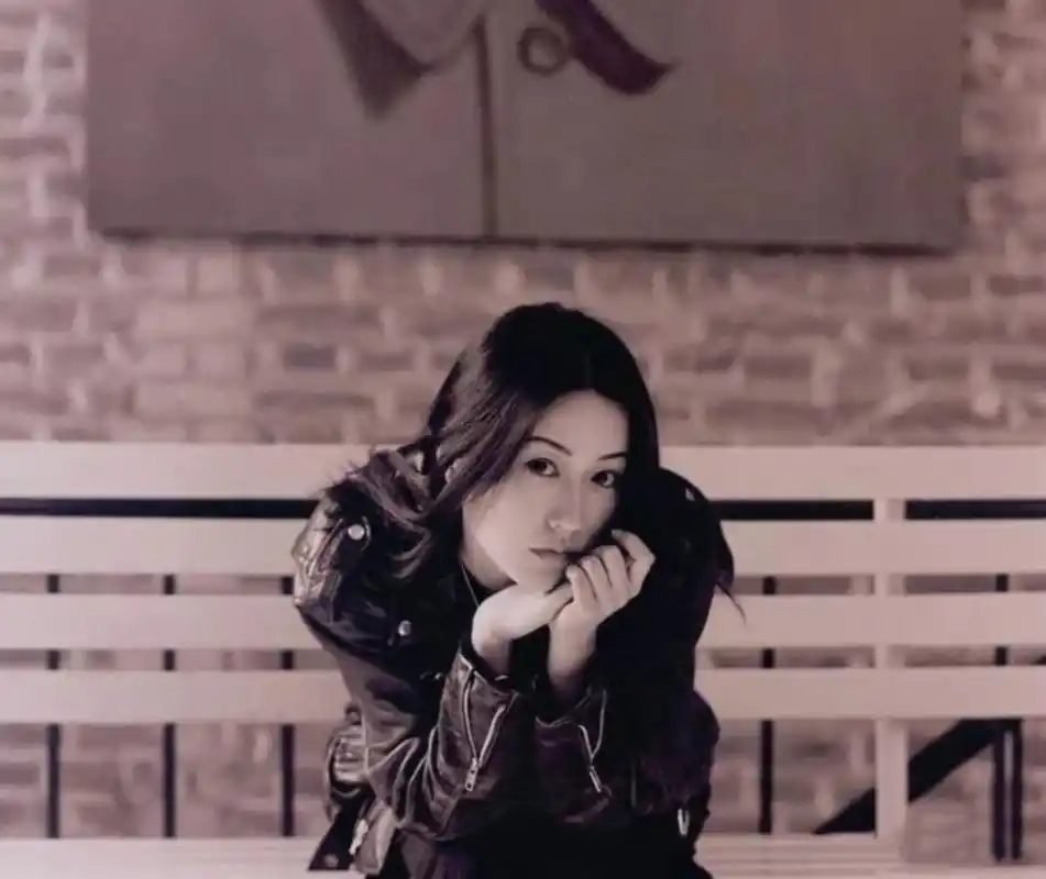 被王菲抢走窦唯婚后11年丈夫离世摇滚才女姜昕现状如何