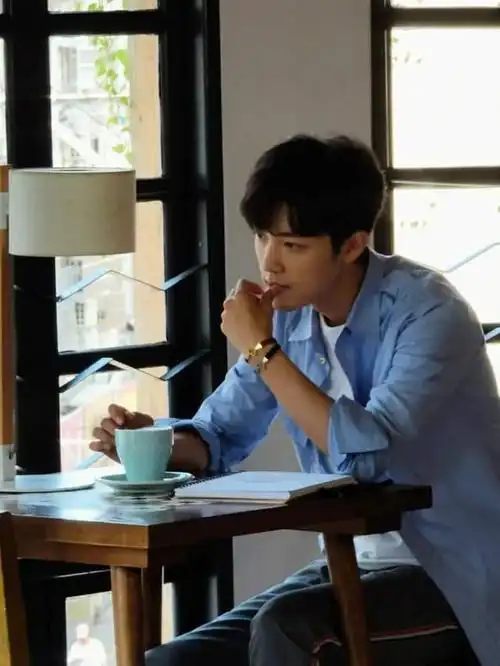 近日,一组肖战大学时期的旧照在社交平台上流传,照片中的肖战青涩而