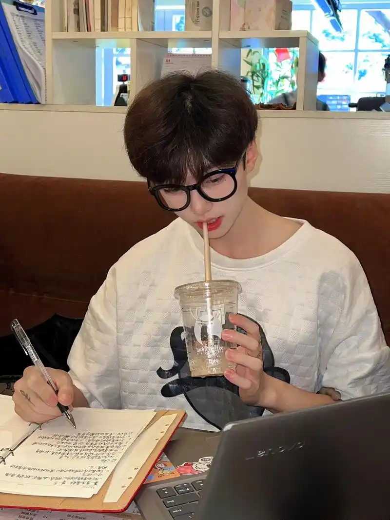 今天是认真学习的男高#纯情男高 #小奶狗男友 #ootd穿搭 - 抖音