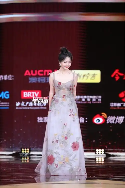 谭松韵繁花油画纱裙造型##谭松韵吊带鸢尾珠光裙造型##中国电视剧