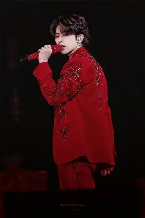 蔡徐坤新加坡演唱会饭拍,《现象》舞台,红衣造型帅的嘞#蔡徐坤演唱会