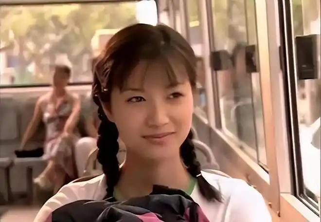 1998年,24岁的徐静蕾参演了第一部作品《将爱情进行到底》,这部电视剧